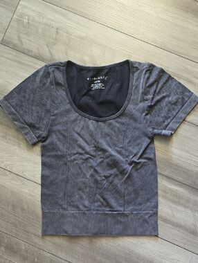 Eye Candy 1X/2X Short Sleeve Scoop Neck Top in Charcoal Gray